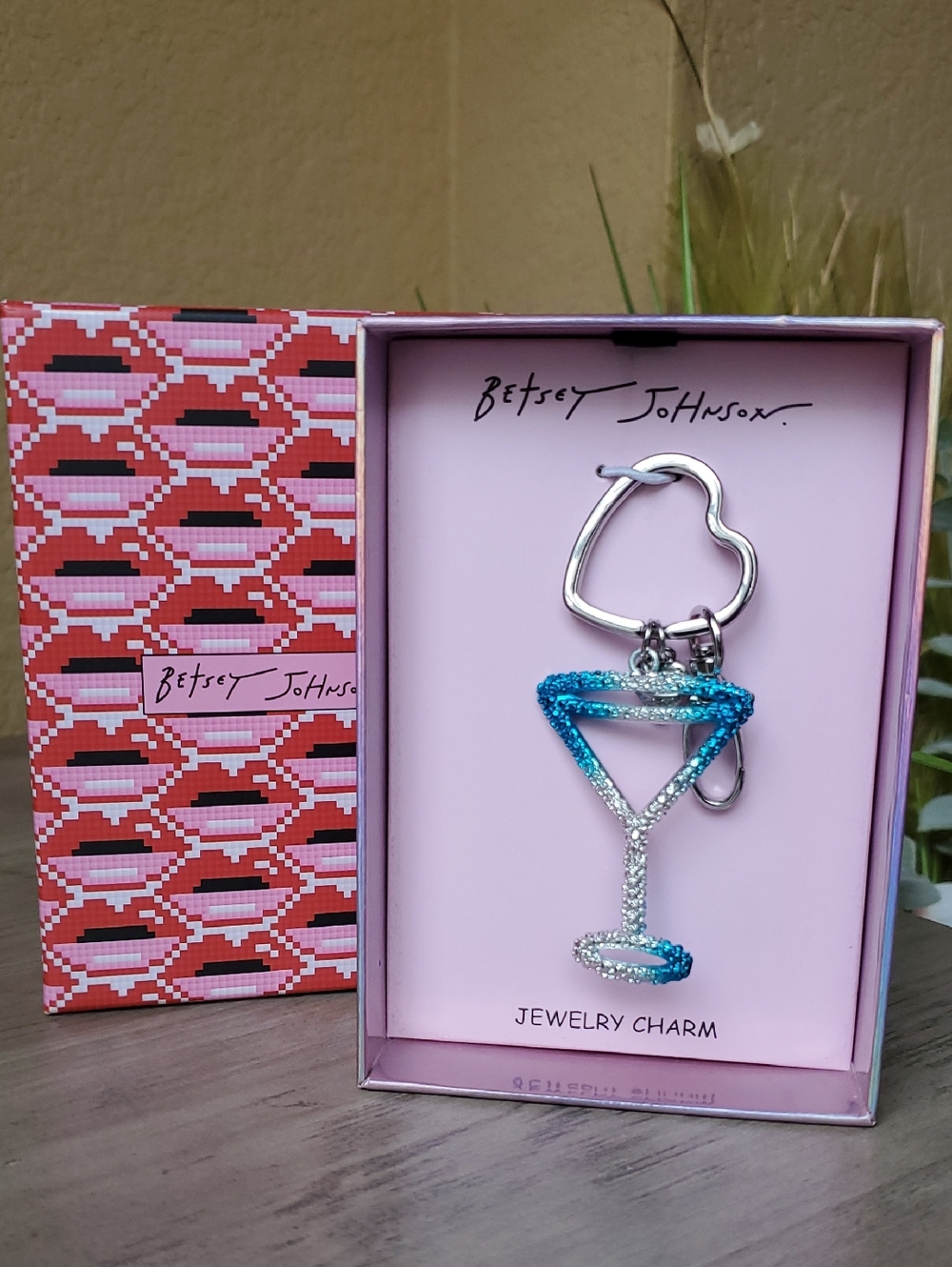 🆕️ BETSEY JOHNSON Ombre Blue Martini Glass Key Bag Jewelry Charm